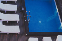 &copy; Red Rose Hotel. 