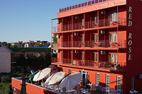 &copy; Red Rose Hotel. 